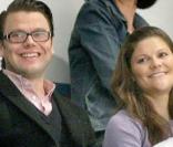 La princesse Victoria de Suède et son fiancé Daniel Westling assistent à un match de hockey sur glace, à Stockholm