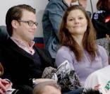 La princesse Victoria de Suède et son fiancé Daniel Westling assistent à un match de hockey sur glace, à Stockholm