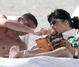 Selma n'a pas la force d'allumer sa cigarette... Pas grave, Mikey est un parfait chevalier servant ! 
