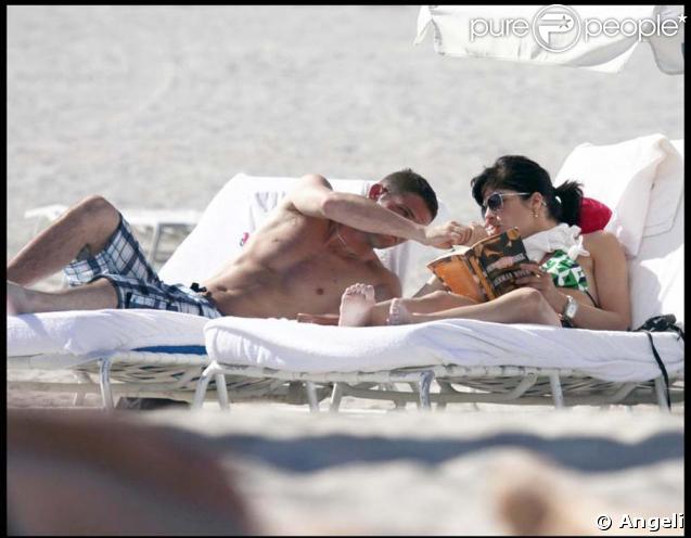 Selma n'a pas la force d'allumer sa cigarette... Pas grave, Mikey est un parfait chevalier servant ! 