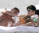 Fini les sweats à capuche, Selma Blair vous présente son boyfriend... en maillot de bain !