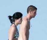 En ville comme sur le sable, Selma et son boyfriend ne se quittent pas d'une semelle ! 