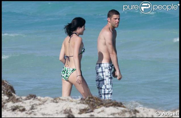 Sans son sweat à capuche, Mikey a trouvé une nouvelle technique pour faire fuir les paparazzis... il leur tire la langue ! 