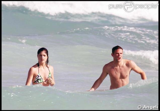Les deux amoureux s'éclatent dans les vagues.  