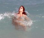 Selma prend des risques seule dans les vagues... 