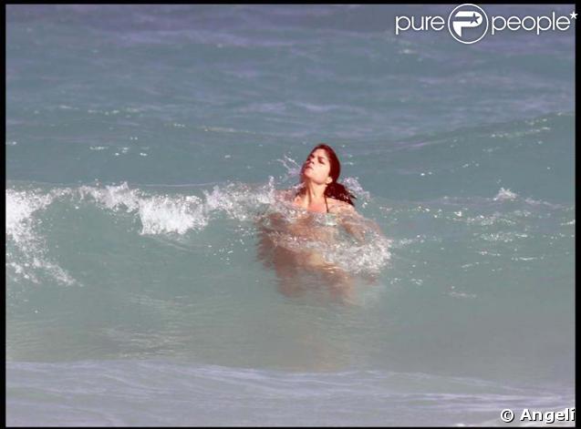 Selma prend des risques seule dans les vagues... 