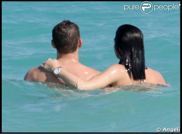 Eau turquoise, sable blanc, les deux amoureux ont trouvé le cadre idéal ! 