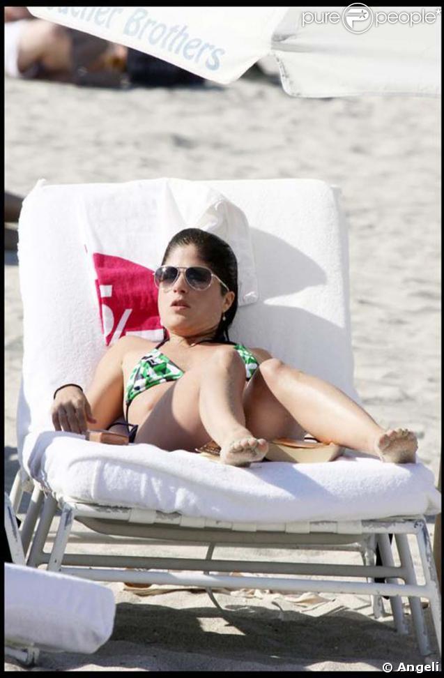 Rayban sur le nez, Selma s'octroie une petite sieste...  