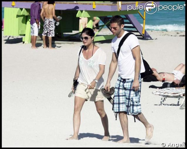 Les deux amoureux quittent la plage.  