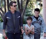 Pierce Brosnan, ses fils et Woofy