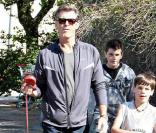 Pierce Brosnan, ses fils et Woofy