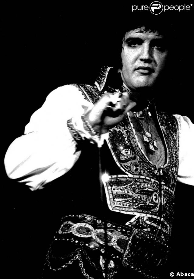 Elvis sur scène en 1975