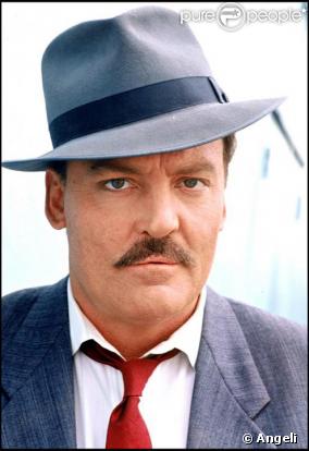 Stacy Keach, alias Mike Hammer 