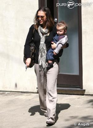 Jessica Alba, une maman version sportive et Honor, deux poupées à Beverly Hills mardi.
