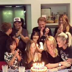 Vidéo publiée sur Instagram le 17 septembre 2017 pour l'anniversaire d'Emma Smet. Trois mois avant la mort de Johnny, la famille était unie et complice pour cet événement familial. De gauche à droite : David Hallyday et son fils Cameron, Johnny Hallyday, Alexandra Pastor, Joy et Jade, Emma et sa mère Estelle Lefébure et Laeticia Hallyday.
