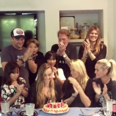 Vidéo publiée sur Instagram le 17 septembre 2017 pour l'anniversaire d'Emma Smet. Trois mois avant la mort de Johnny, la famille était unie et complice pour cet événement familial. De gauche à droite : David Hallyday et son fils Cameron, Johnny Hallyday, Alexandra Pastor, Joy et Jade, Emma et sa mère Estelle Lefébure et Laeticia Hallyday.