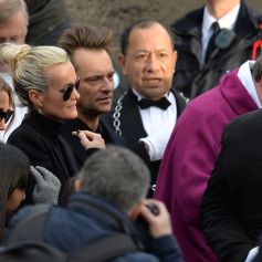 Laeticia Hallyday entre Laura Smet et David Hallyday sur le parvis de l'église de la Madeleine lors des obsèques de Johnny Hallyday à Paris le 9 décembre 2017. © Veeren / Bestimage