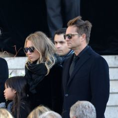 Laeticia Hallyday avec ses filles Jade et Joy et aux côtés de David Hallyday et Laura Smet sur le parvis de l'église de la Madeleine lors des obsèques de Johnny Hallyday à Paris le 9 décembre 2017. © Veeren / Bestimage