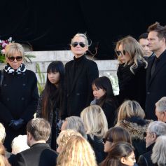 Laeticia Hallyday avec ses filles Jade et Joy et aux côtés de David Hallyday et Laura Smet sur le parvis de l'église de la Madeleine lors des obsèques de Johnny Hallyday à Paris le 9 décembre 2017. © Veeren / Bestimage