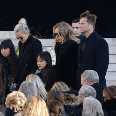 Laeticia Hallyday avec ses filles Jade et Joy et aux côtés de David Hallyday et Laura Smet sur le parvis de l'église de la Madeleine lors des obsèques de Johnny Hallyday à Paris le 9 décembre 2017. © Veeren / Bestimage
