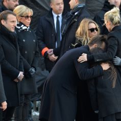 Laeticia Hallyday avec ses filles Jade et Joy, réconfortées par David Hallyday, et Laura Smet sur le parvis de l'église de la Madeleine lors des obsèques de Johnny Hallyday à Paris le 9 décembre 2017. © Veeren / Bestimage
