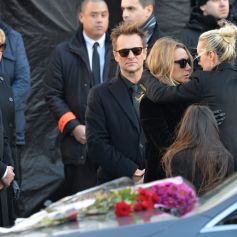 Laeticia Hallyday avec Laura Smet et David Hallyday sur le parvis de l'église de la Madeleine lors des obsèques de Johnny Hallyday à Paris le 9 décembre 2017. © Veeren / Bestimage