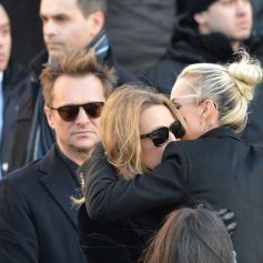 Laeticia Hallyday avec Laura Smet et David Hallyday sur le parvis de l'église de la Madeleine lors des obsèques de Johnny Hallyday à Paris le 9 décembre 2017. © Veeren / Bestimage