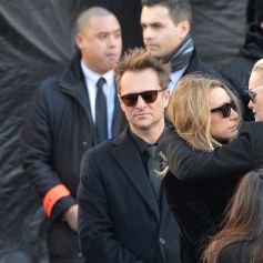 Laeticia Hallyday avec Laura Smet et David Hallyday sur le parvis de l'église de la Madeleine lors des obsèques de Johnny Hallyday à Paris le 9 décembre 2017. © Veeren / Bestimage