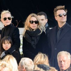 Laeticia Hallyday avec ses filles Jade et Joy et David Hallyday et Laura Smet sur le parvis de l'église de la Madeleine lors des obsèques de Johnny Hallyday à Paris le 9 décembre 2017. © Veeren / Bestimage