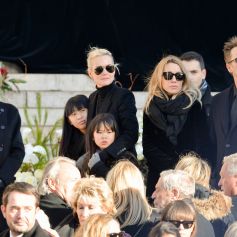 Laeticia Hallyday avec ses filles Jade et Joy ainsi que David Hallyday et Laura Smet sur le parvis de l'église de la Madeleine lors des obsèques de Johnny Hallyday à Paris le 9 décembre 2017. © Veeren / Bestimage