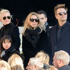 Laeticia Hallyday avec ses filles Jade et Joy et aux côtés de David Hallyday et Laura Smet sur le parvis de l'église de la Madeleine lors des obsèques de Johnny Hallyday à Paris le 9 décembre 2017. © Veeren / Bestimage