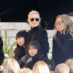 Laeticia Hallyday avec ses filles Jade et Joy et aux côtés de David Hallyday et Laura Smet sur le parvis de l'église de la Madeleine lors des obsèques de Johnny Hallyday à Paris le 9 décembre 2017. © Veeren / Bestimage