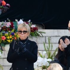 Laeticia Hallyday avec ses filles Jade et Joy et aux côtés de David Hallyday et Laura Smet sur le parvis de l'église de la Madeleine lors des obsèques de Johnny Hallyday à Paris le 9 décembre 2017. © Veeren / Bestimage