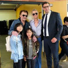 Exclusif - Johnny Hallyday, sa femme Laeticia et leurs filles Jade et Joy, avec le consul général de France à Los Angeles Christophe Lemoine, au bureau de vote de Los Angeles pour les élections présidentielles françaises de 2017. Le 6 mai 2017  le 6 mai 2017 au bureau de vote de Los Angeles pour les élections présidentielles françaises. © Chris Delmas / Bestimage