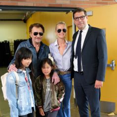 Exclusif - Johnny Hallyday, sa femme Laeticia et leurs filles Jade et Joy, avec le consul général de France à Los Angeles Christophe Lemoine, au bureau de vote de Los Angeles pour les élections présidentielles françaises de 2017. Le 6 mai 2017  le 6 mai 2017 au bureau de vote de Los Angeles pour les élections présidentielles françaises. © Chris Delmas / Bestimage