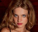 Natalia Vodianova pour Etam dans un soutient-gorge noir de sa collection.  