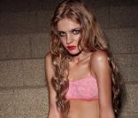 Natalia Vodianova pour Etam en mode babay doll avec un ensemble en dentelle rose. 