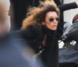 Mademoiselle Agnès en pleine rue après s'être fait voler son sac 