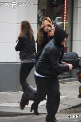 Mademoiselle Agnès en plein shooting à Paris pour la publicité Weill, attaquée par un voleur