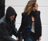 Le voleur a bien préparé son coup, Mademoiselle Agnès en plein shooting à Paris pour la publicité Weill ne se rend compte de rien ! 