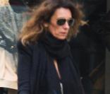 Mademoiselle Agnès en plein shooting à Paris pour la publicité Weill, très concentrée devant la boutique Colette 