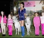 Katie Price présente la nouvelle collection printemps-été pour enfants de sa marque KP Equestrian