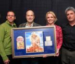 Britney Spears et son manager Larry Rudolph lors de la remise du disque de platine pour son album Circus, le 23 mars 2009