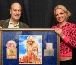 Britney Spears et son manager Larry Rudolph lors de la remise du disque de platine pour son album Circus, le 23 mars 2009