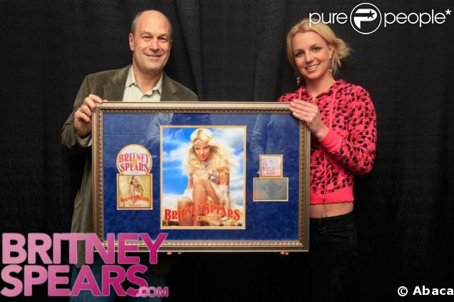 Britney Spears et son manager Larry Rudolph lors de la remise du disque de platine pour son album Circus, le 23 mars 2009