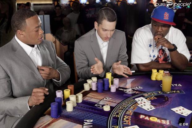 Eminem, entouré du Dr. Dre et de 50 Cent dans le clip de  We made you 