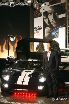 L'élégant Vin Diesel... pose près de son bolide, lors de l'avant-première de "Fast and Furious 4", à Rome, le 25 mars 2009 !