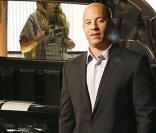 L'élégant Vin Diesel... pose près de son bolide, lors de l'avant-première de 
