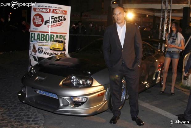 Vin Diesel... jamais très loin de sa voiture adorée... lors de l'avant-première de "Fast and Furious 4", à Rome, le 25 mars 2009 !