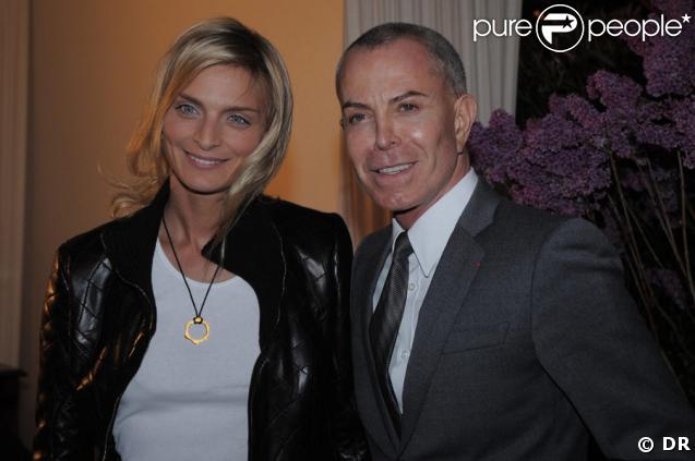 Sarah Marshall, portant un magnifique bijou signé Montblanc, et Jean-Claude Jitrois lors de la remise du Prix Lilas 2009 à la Closerie des Lilas, le 25 mars 2009